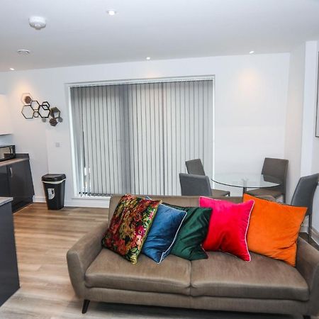 Lovely 2 Bed Apartment With Parking Londen Buitenkant foto