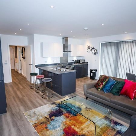 Lovely 2 Bed Apartment With Parking Londen Buitenkant foto