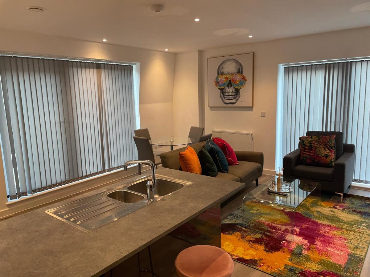 Lovely 2 Bed Apartment With Parking Londen Buitenkant foto
