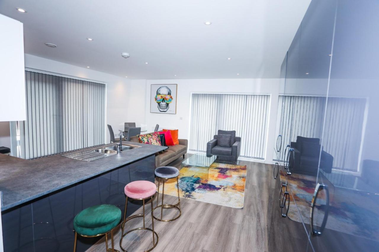Lovely 2 Bed Apartment With Parking Londen Buitenkant foto