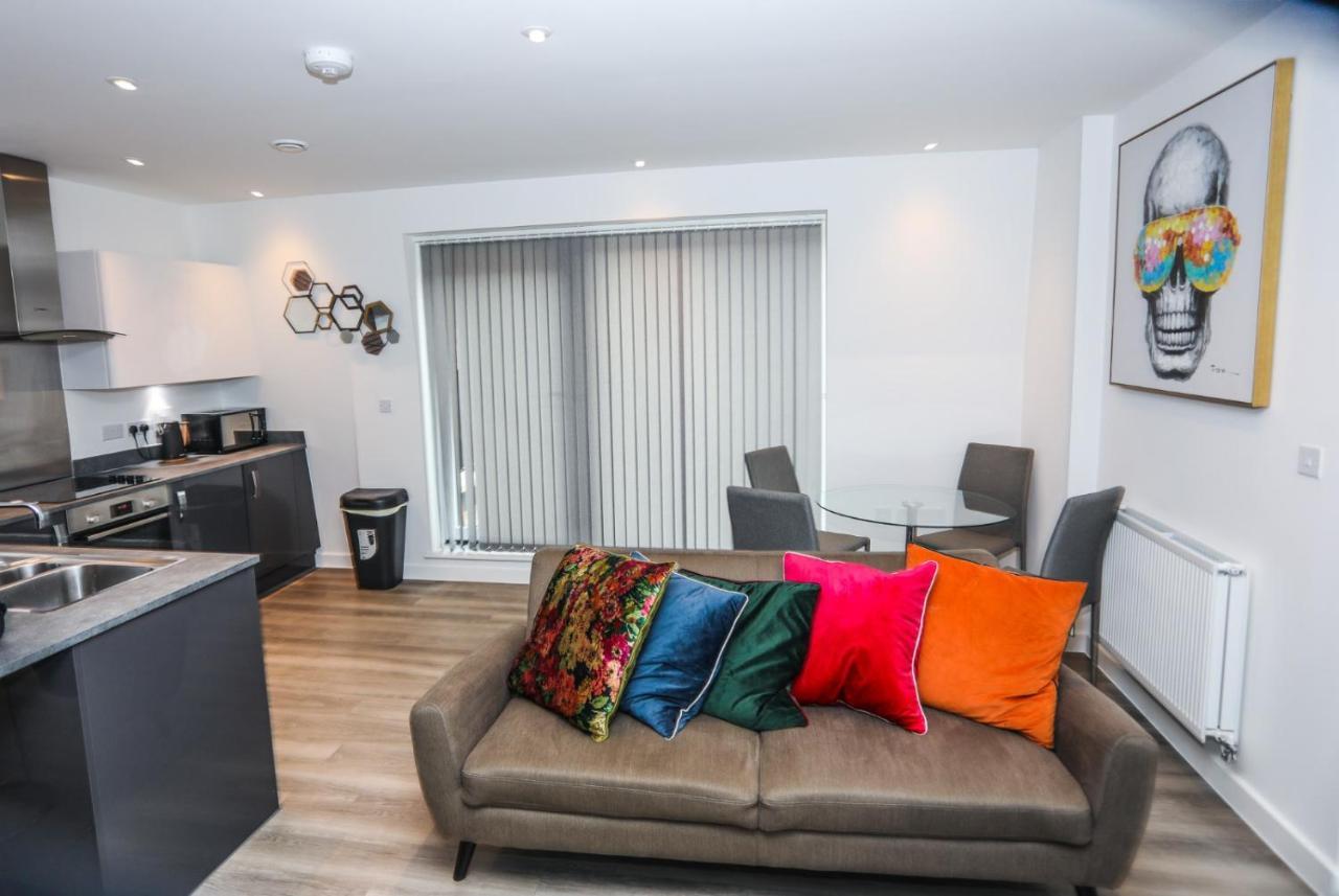 Lovely 2 Bed Apartment With Parking Londen Buitenkant foto