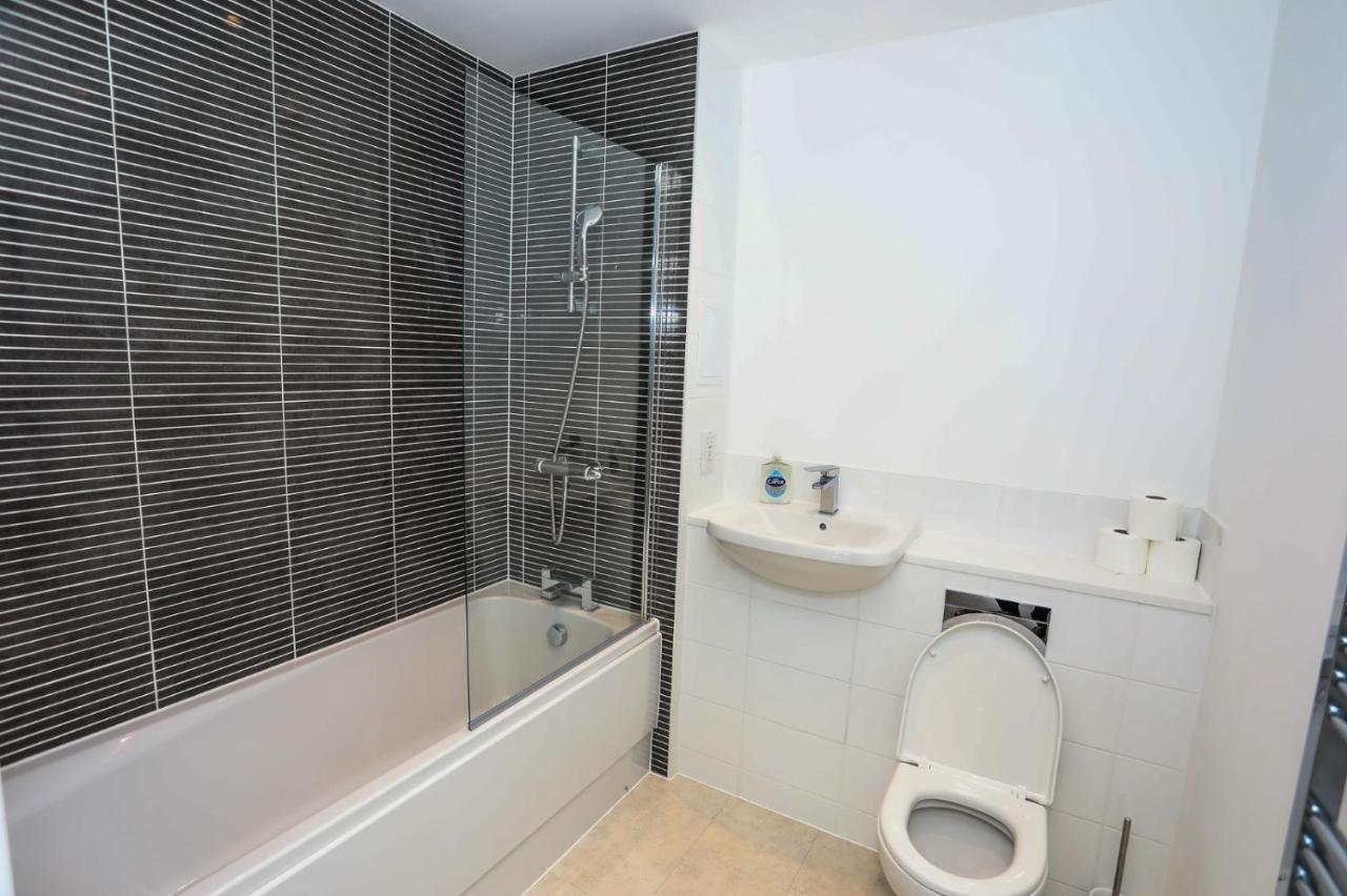 Lovely 2 Bed Apartment With Parking Londen Buitenkant foto
