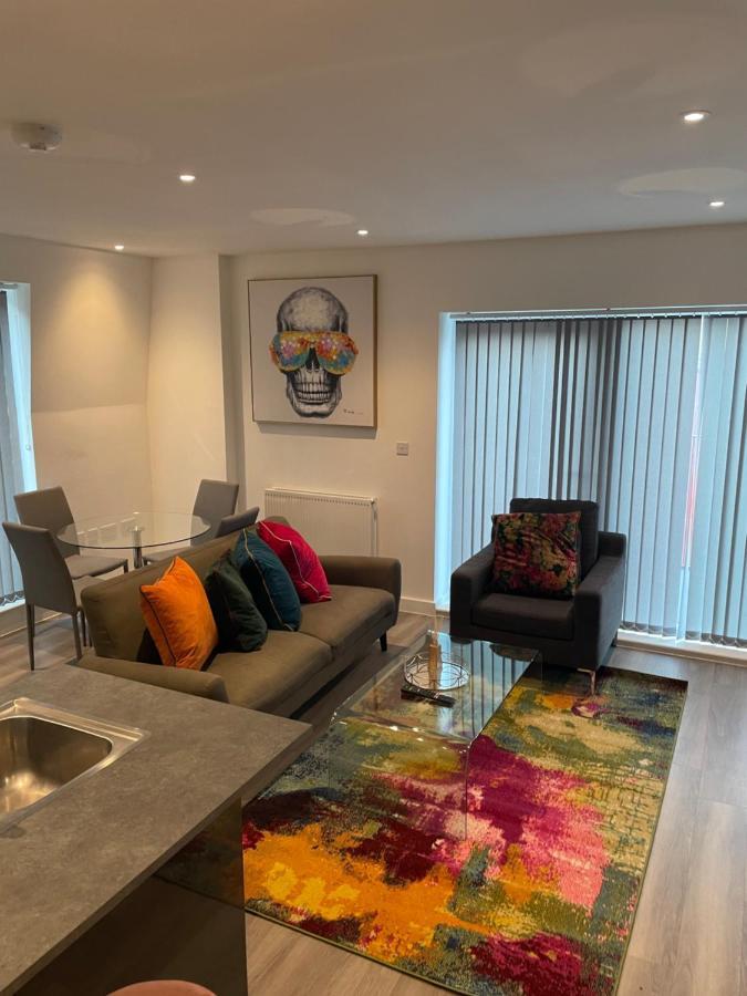 Lovely 2 Bed Apartment With Parking Londen Buitenkant foto