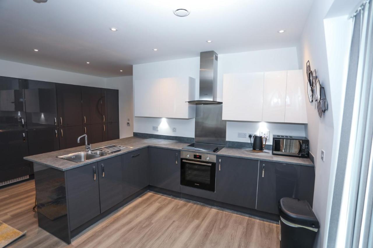 Lovely 2 Bed Apartment With Parking Londen Buitenkant foto
