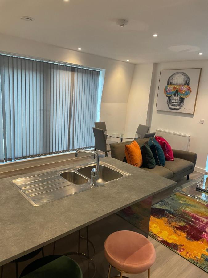 Lovely 2 Bed Apartment With Parking Londen Buitenkant foto