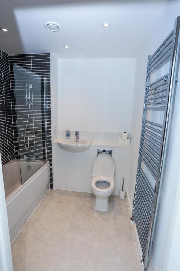 Lovely 2 Bed Apartment With Parking Londen Buitenkant foto