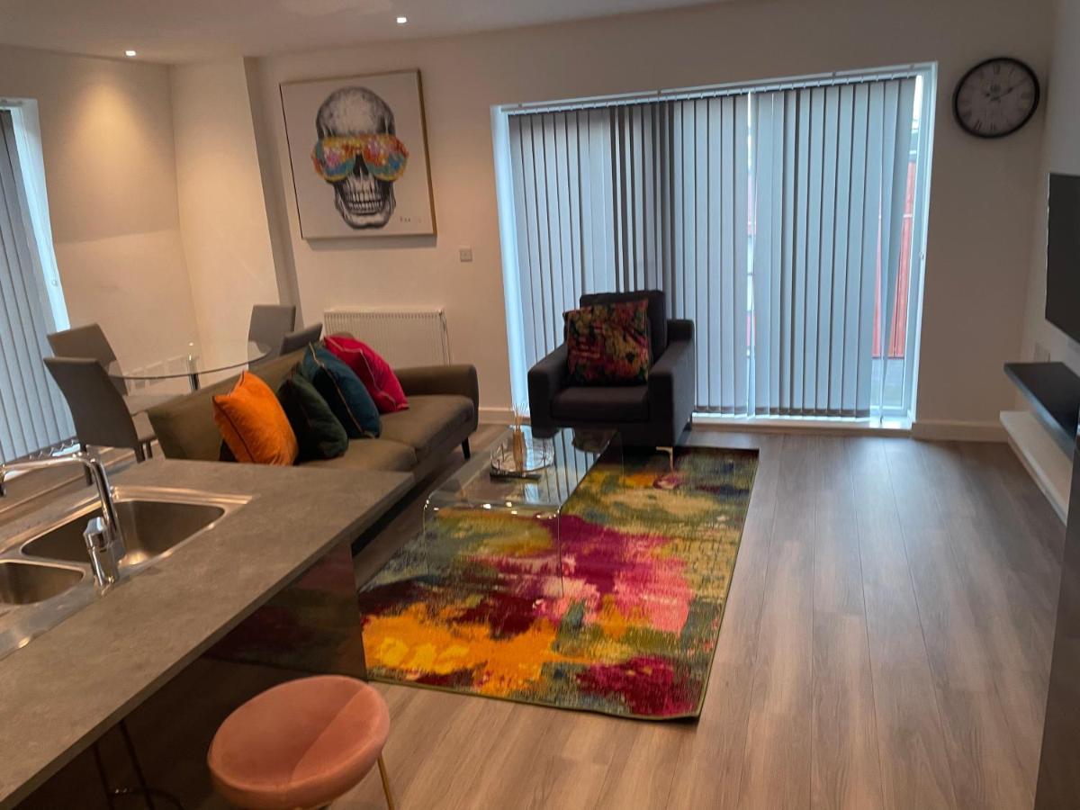 Lovely 2 Bed Apartment With Parking Londen Buitenkant foto