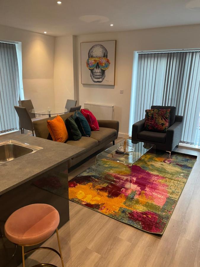 Lovely 2 Bed Apartment With Parking Londen Buitenkant foto