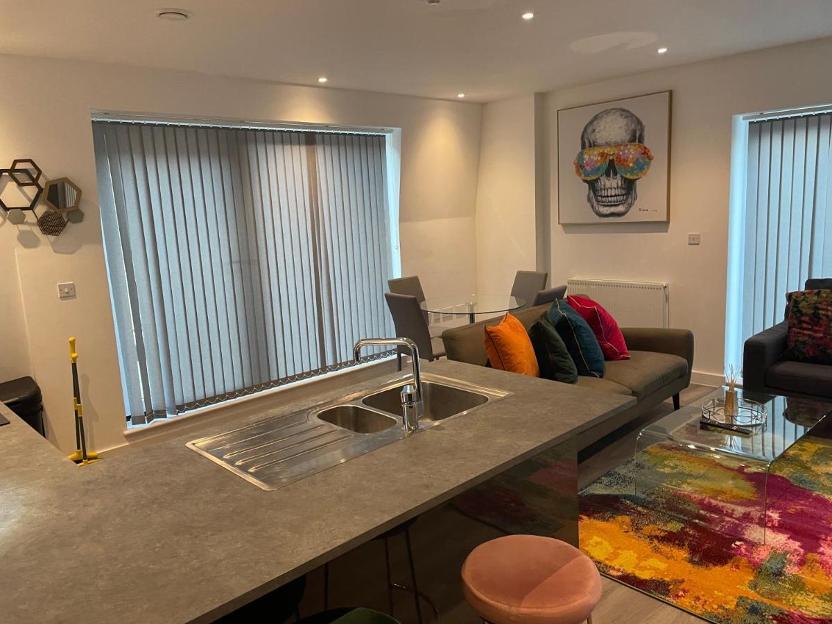Lovely 2 Bed Apartment With Parking Londen Buitenkant foto